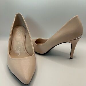 Calvin Klein pointy toe slip on pump in nude. Size 6